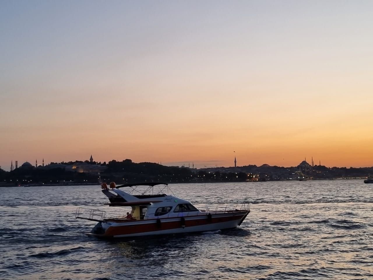 Yacht sur la mer au coucher de soleil photo gratuite - Iate no mar ao pôr do sol Foto gratuita
