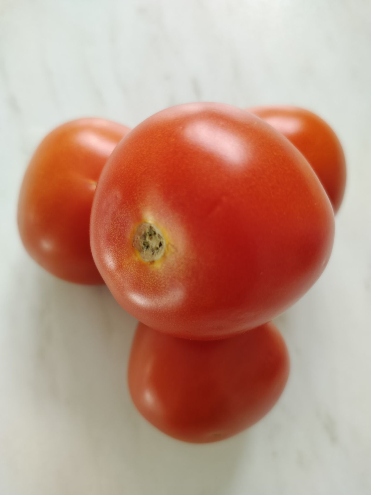 Tas de tomates rouges