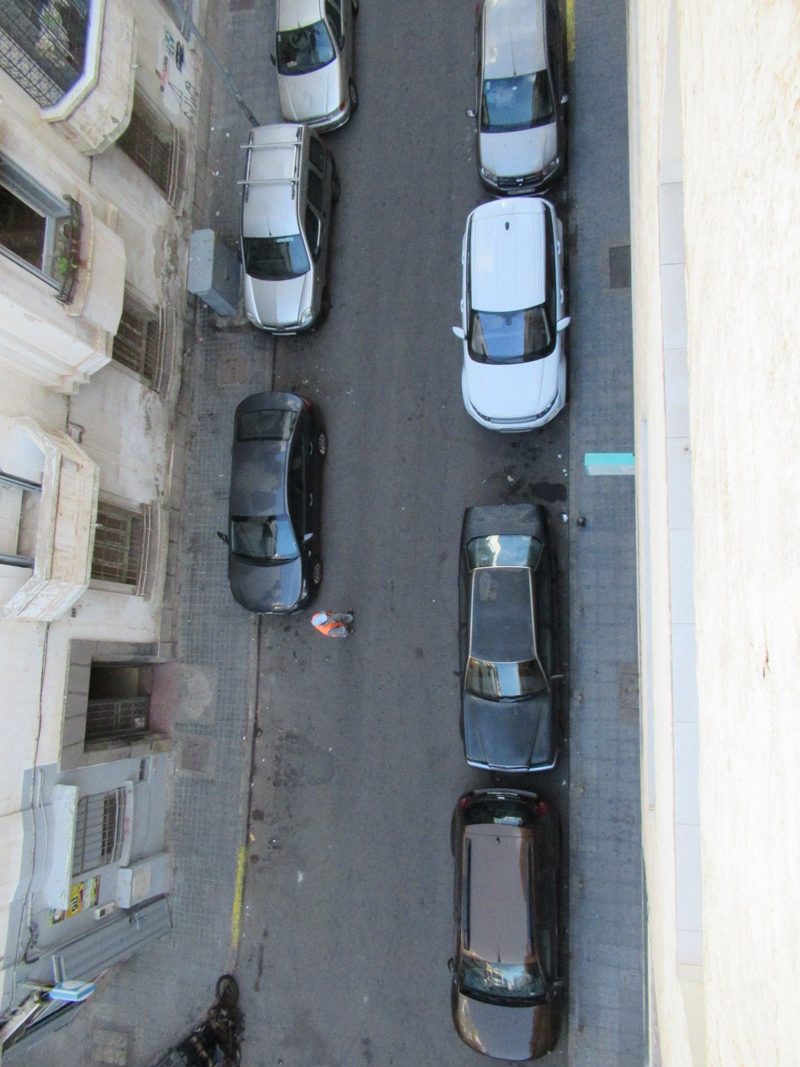Vue du dessus d'un alignement de voitures sur une rue