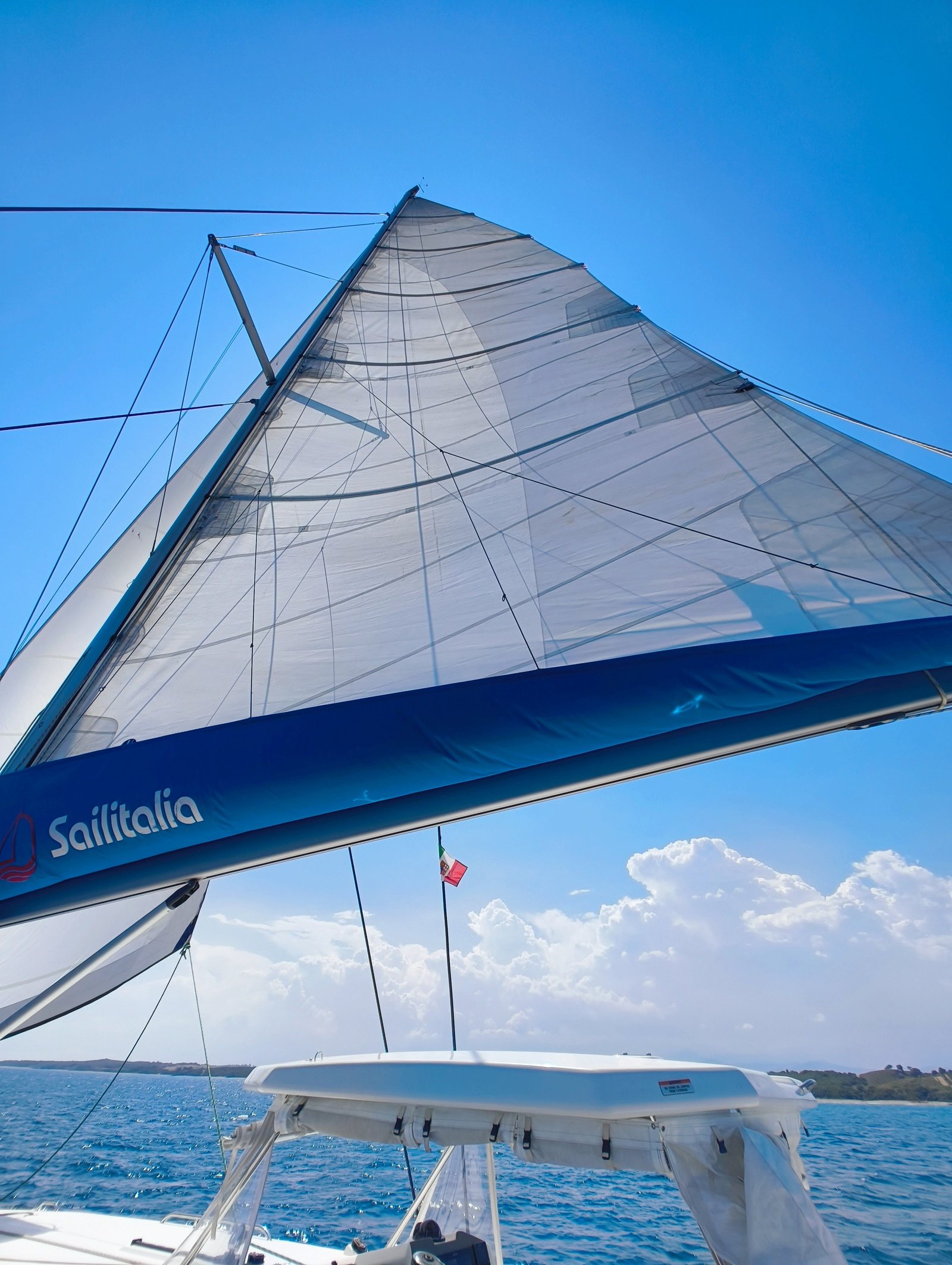 Un voilier en mer, photo gratuite