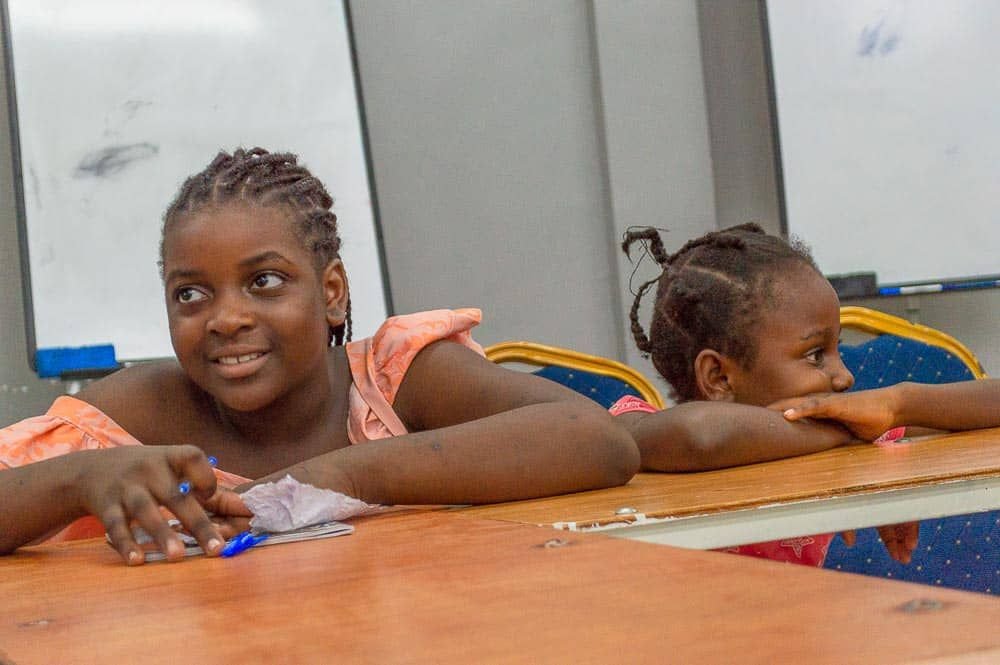 filles assises à une table photo gratuite