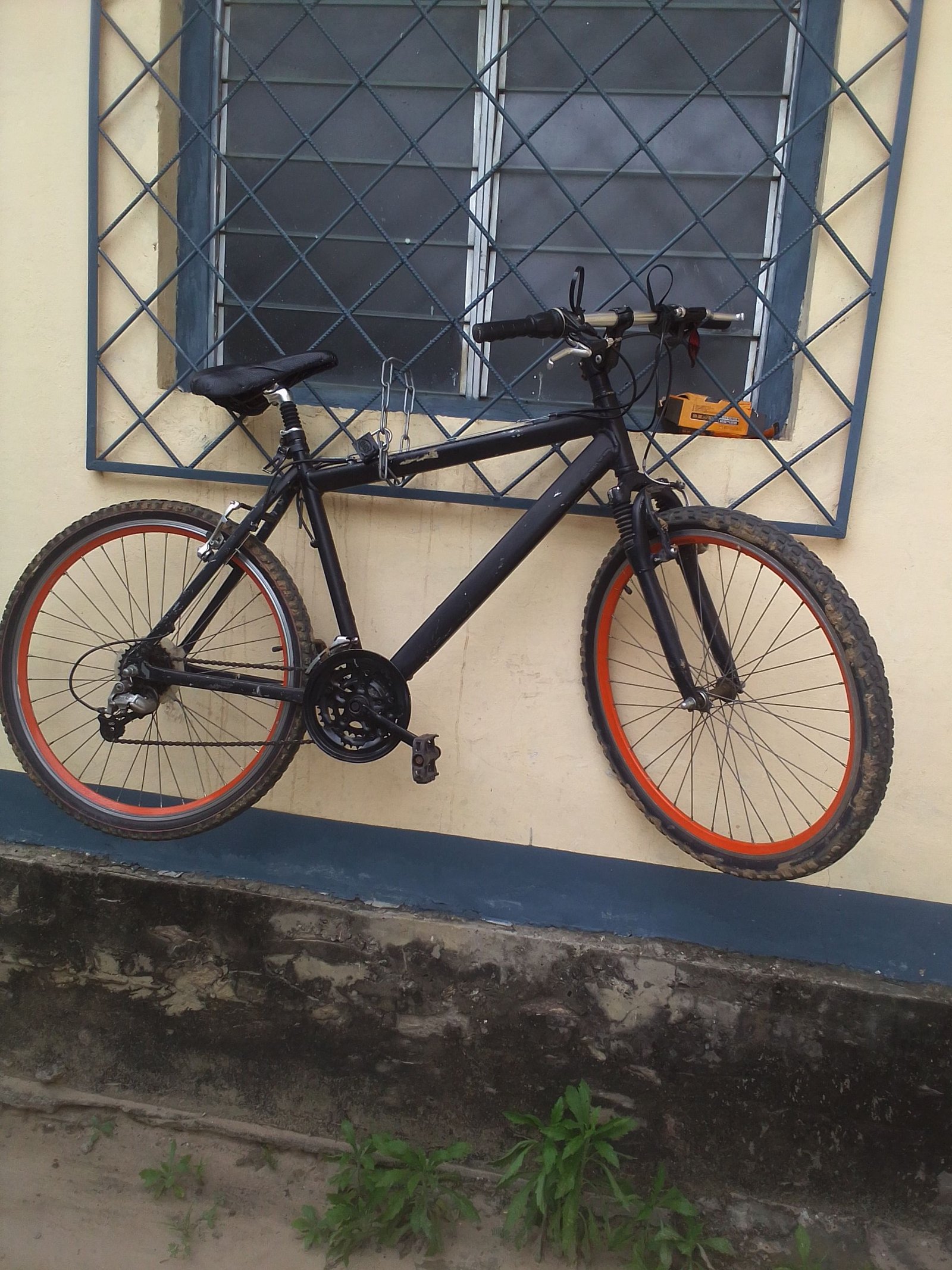 Vélo pédalier suspendu : sécurité et créativité photo gratuite