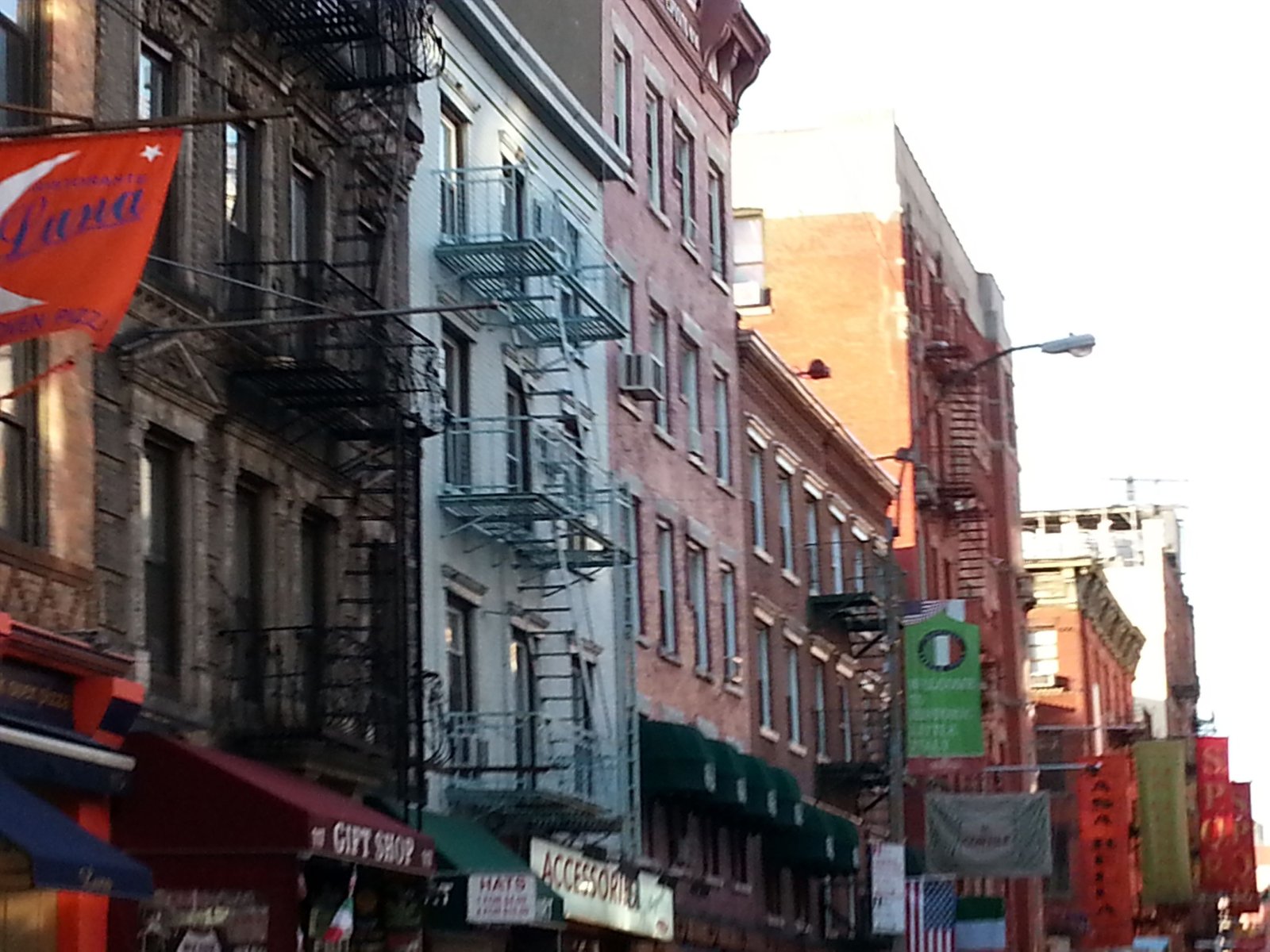Bâtiments classiques colorés, architecture et façade, petit quartier italien dans la ville de New-York, États-Unis photo gratuite