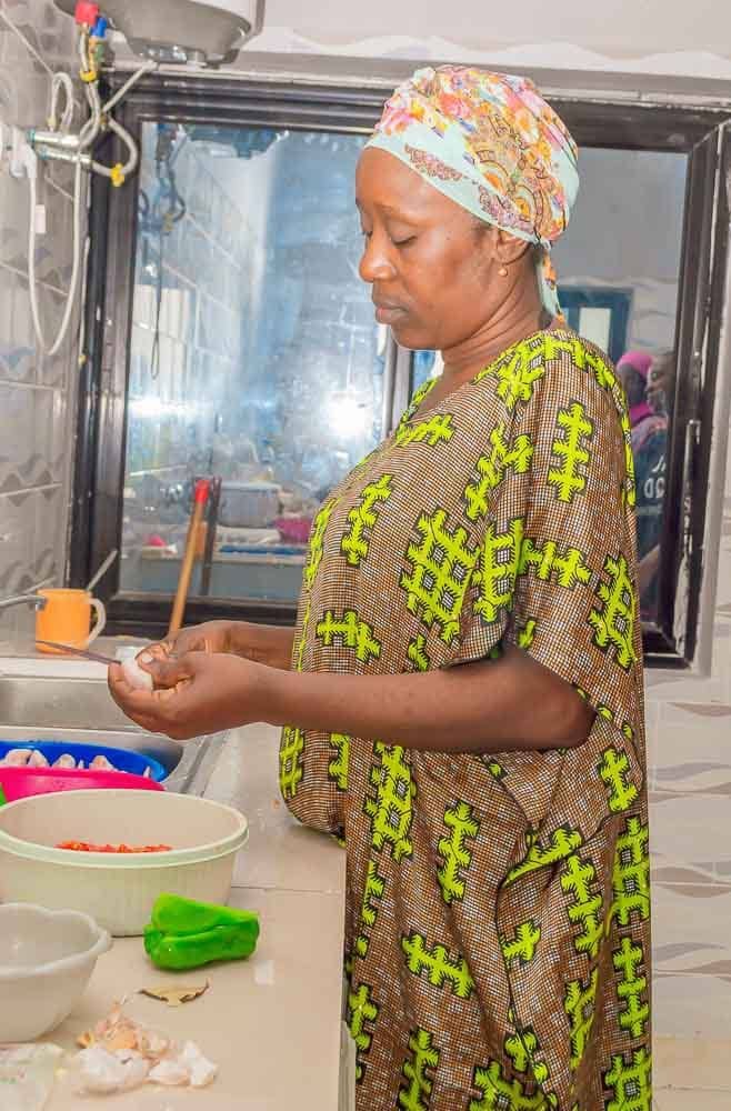 Préparation de repas en cuisine familiale photo gratuite