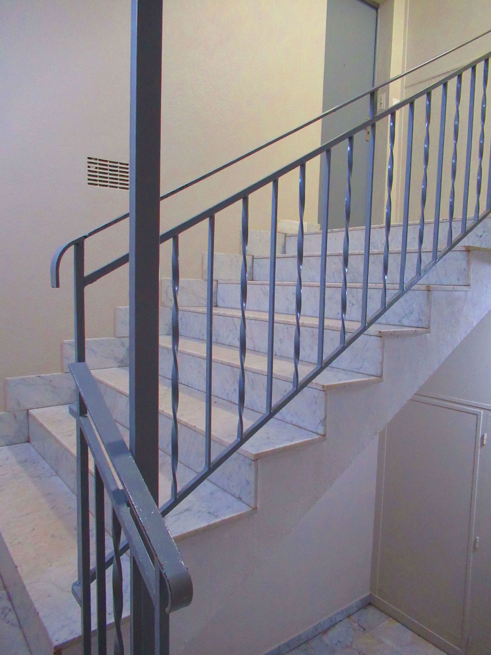 une cage d’escalier intérieure d’un immeuble résidentiel avec des murs peints en beige clair photo gratuite