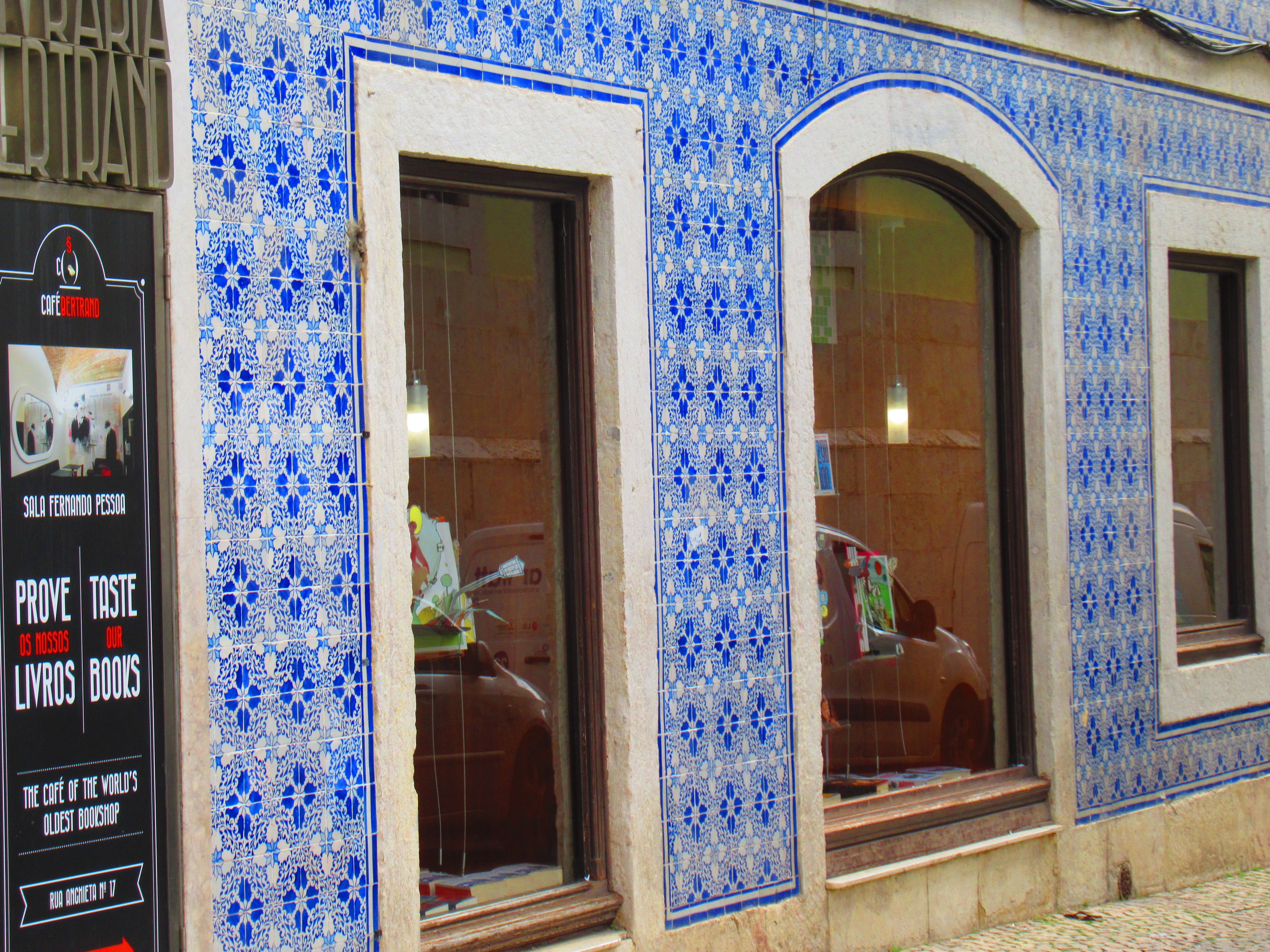 Immeuble façade bleue azulejos Lisbonne Portugal