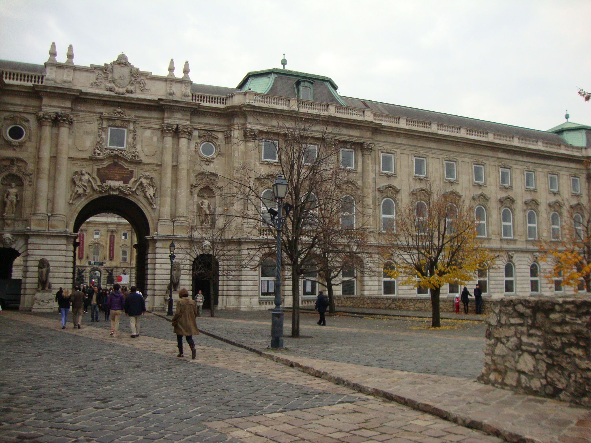 Façade du musée d'histoire de Budapest en Hongrie
