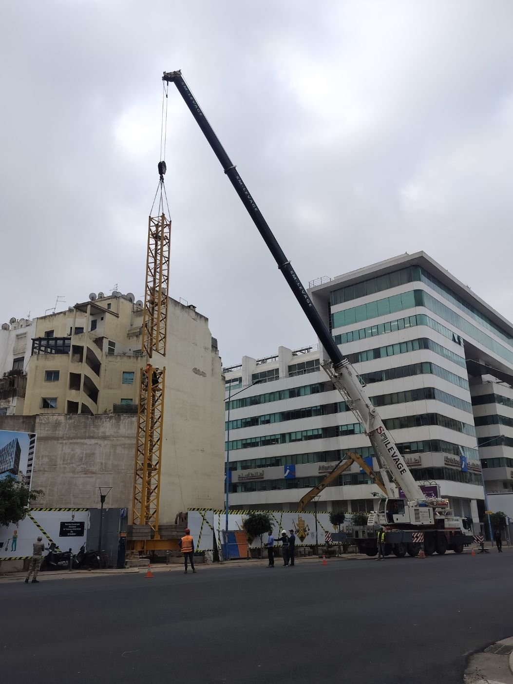 Une grue à tour sur un chantier de construction urbain, photo gratuite