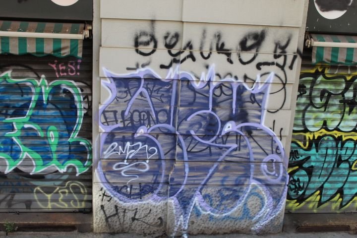Des graffitis sur une façade, photo gratuite