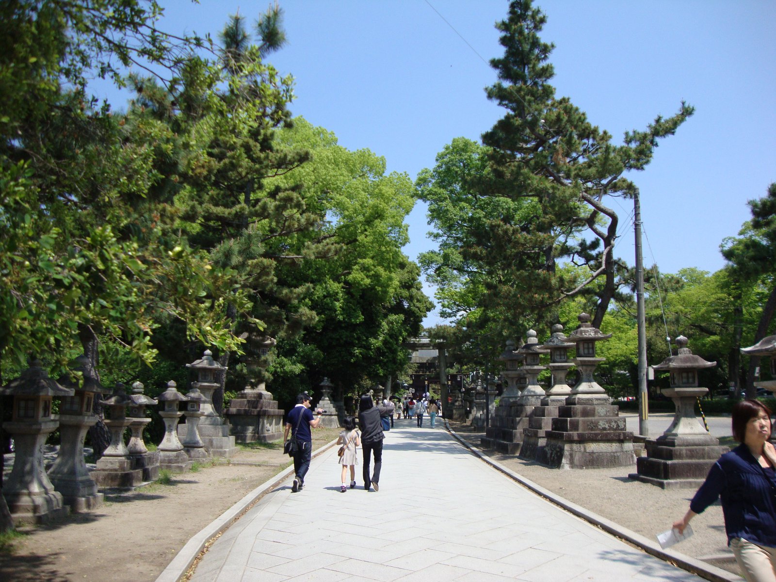 Long passage en béton, borné de lanternes en pierre au temple Kitano Tenman-gū, Japon, Asie, photo gratuite