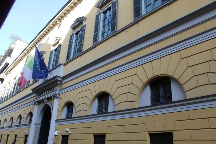 La Questura di Milano, qui est le siège de la police d'État de Milan, en Italie. Le drapeau italien et européen flottant devant le bâtiment, photo gratuite