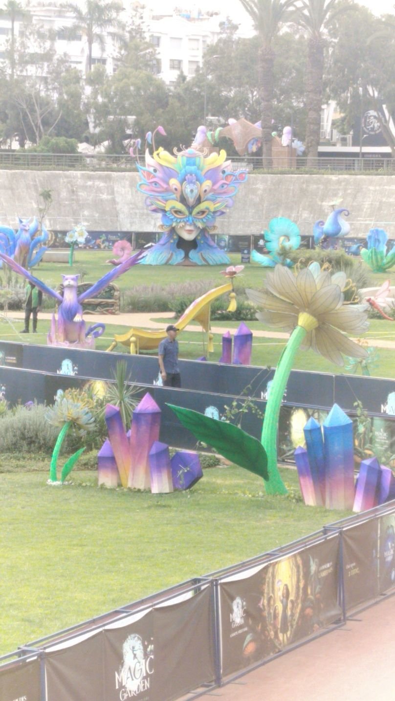 Installations artistiques dans un parc, festival, photo gratuite