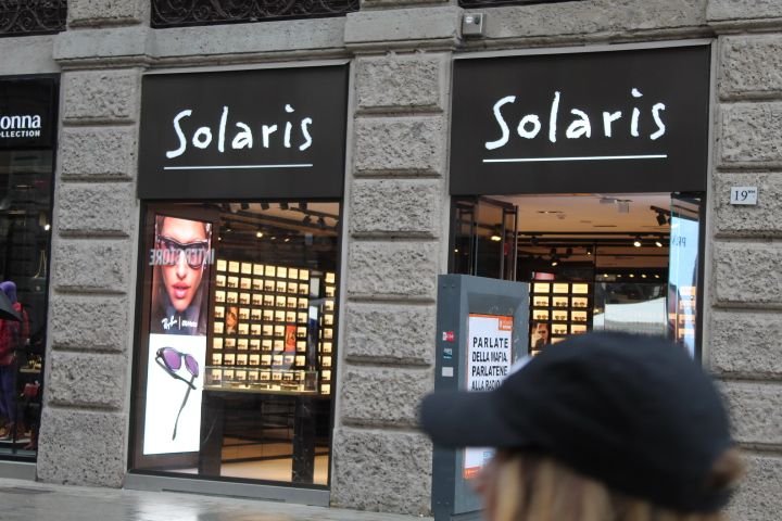 Le magasin Solaris, une enseigne spécialisée dans la vente de lunettes de soleil, photo gratuite