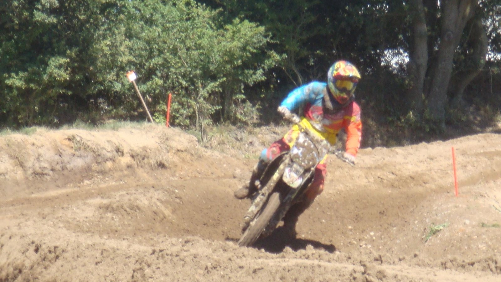 Course de motocross sur piste de terre photo gratuite