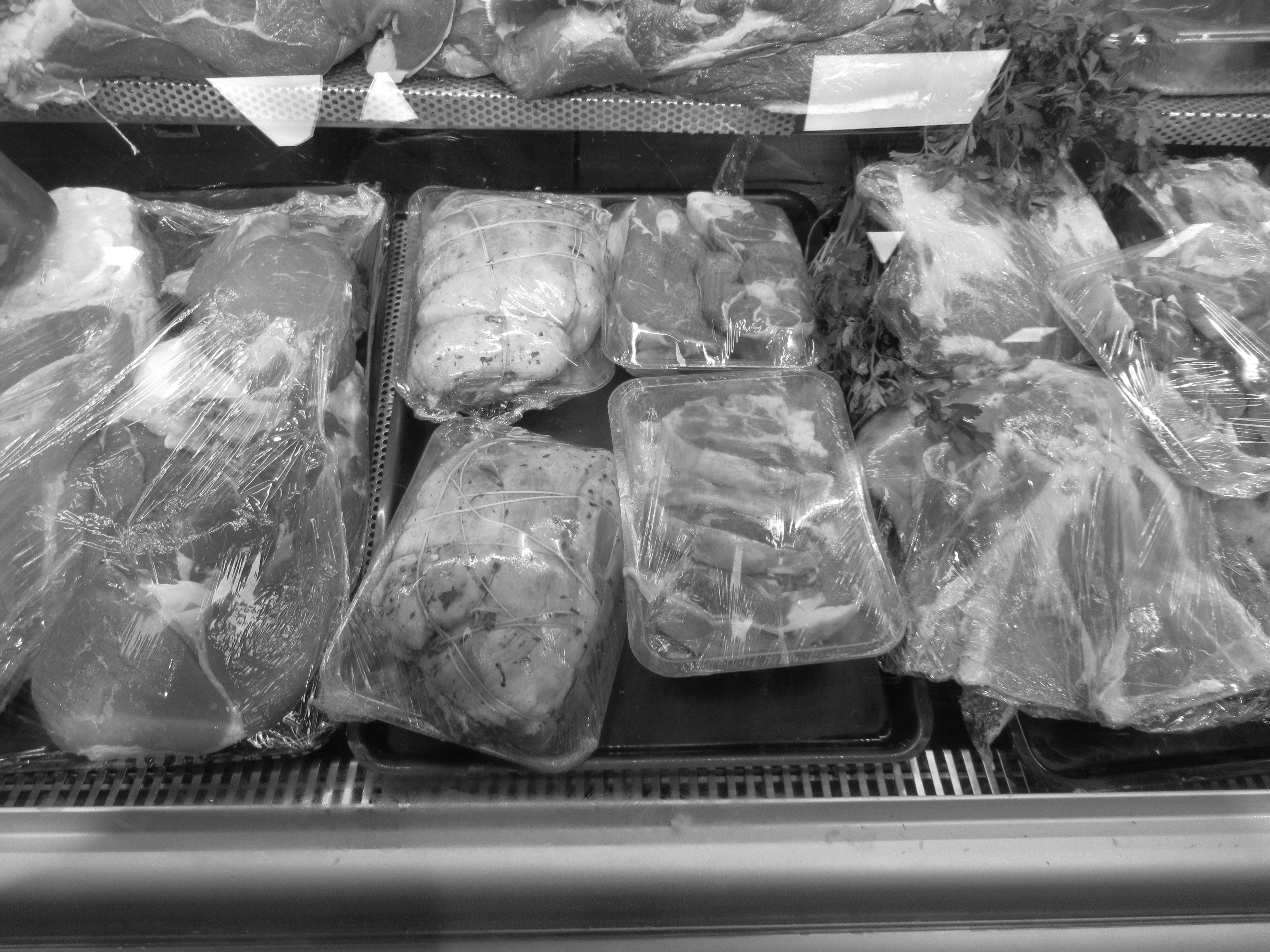 Viande crue en paquets exposés dans une boucherie