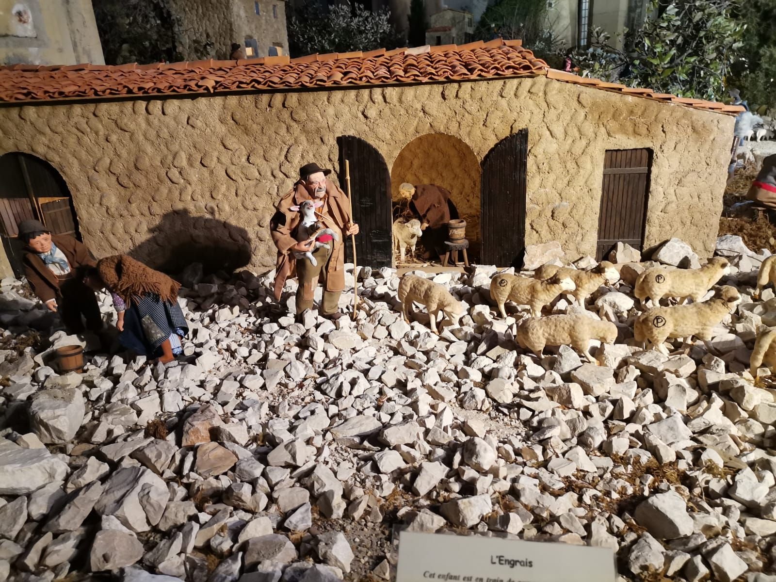Une crèche provençale traditionnelle, des figurines en argile, photo gratuite