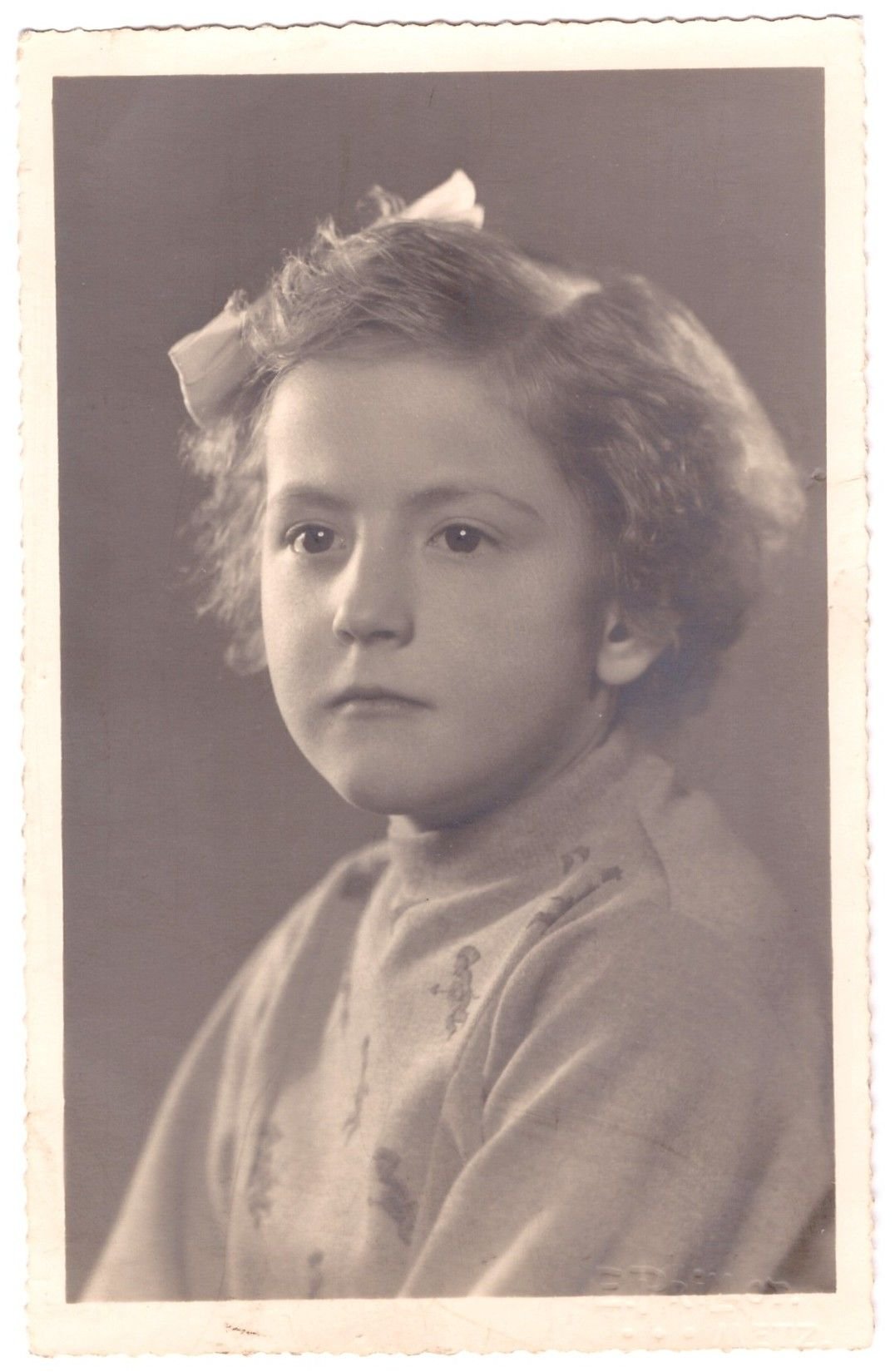 Portrait photographique ancien en noir et blanc d'une enfant photo gratuite