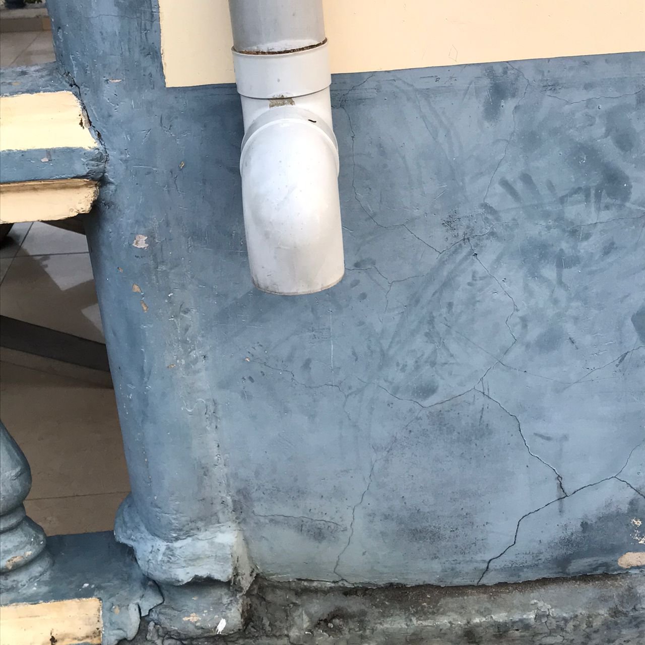 Tuyau de drainage sur mur extérieur photo gratuite