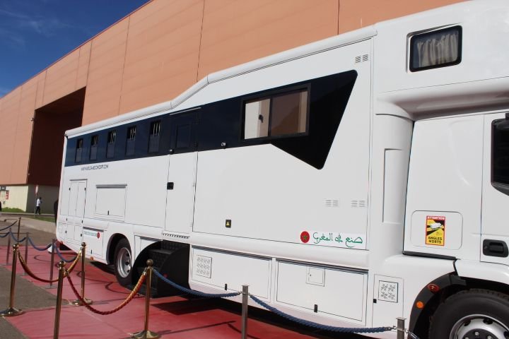 Extérieur d'un camion de transport de chevaux Koujane Concept photo gratuite