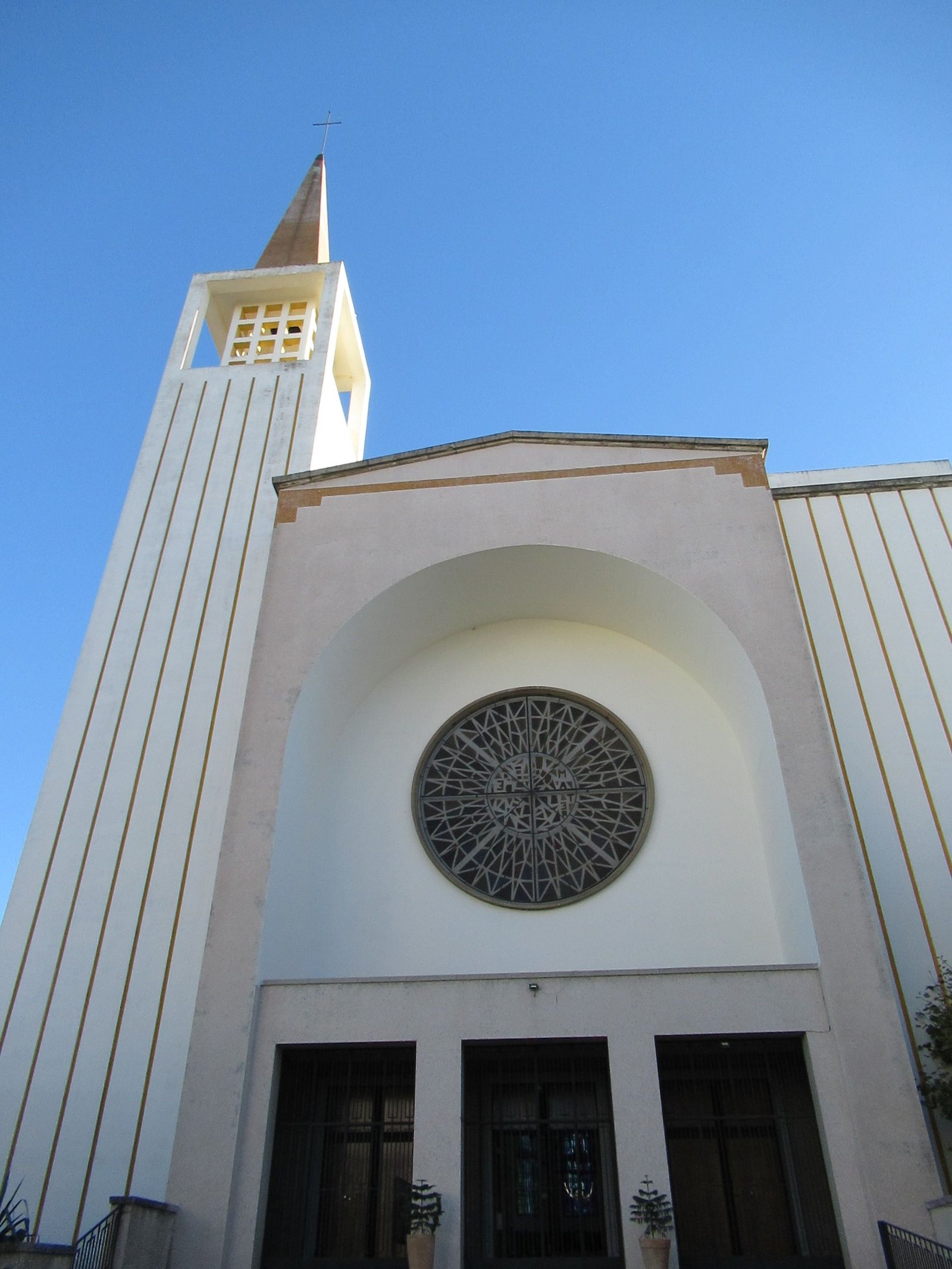 Gros plan de la cathédrale Notre-Dame-de-l'Assomption de Tanger au Maroc