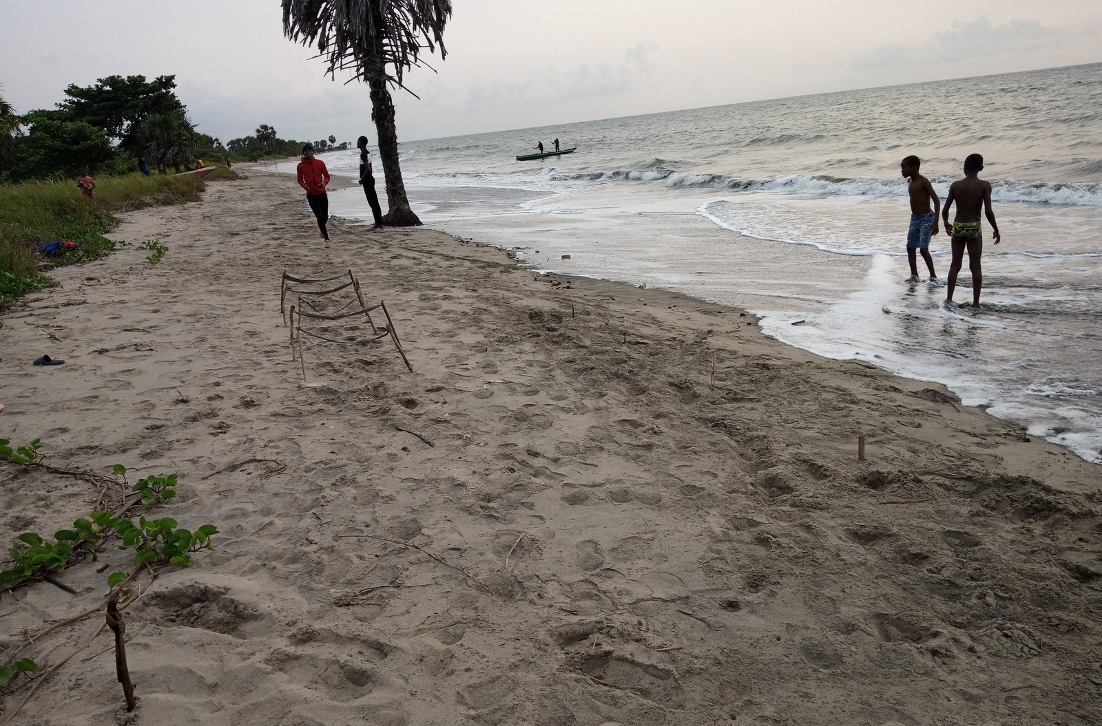 Au cœur d'une plage sauvage de l'océan atlantique photo gratuite