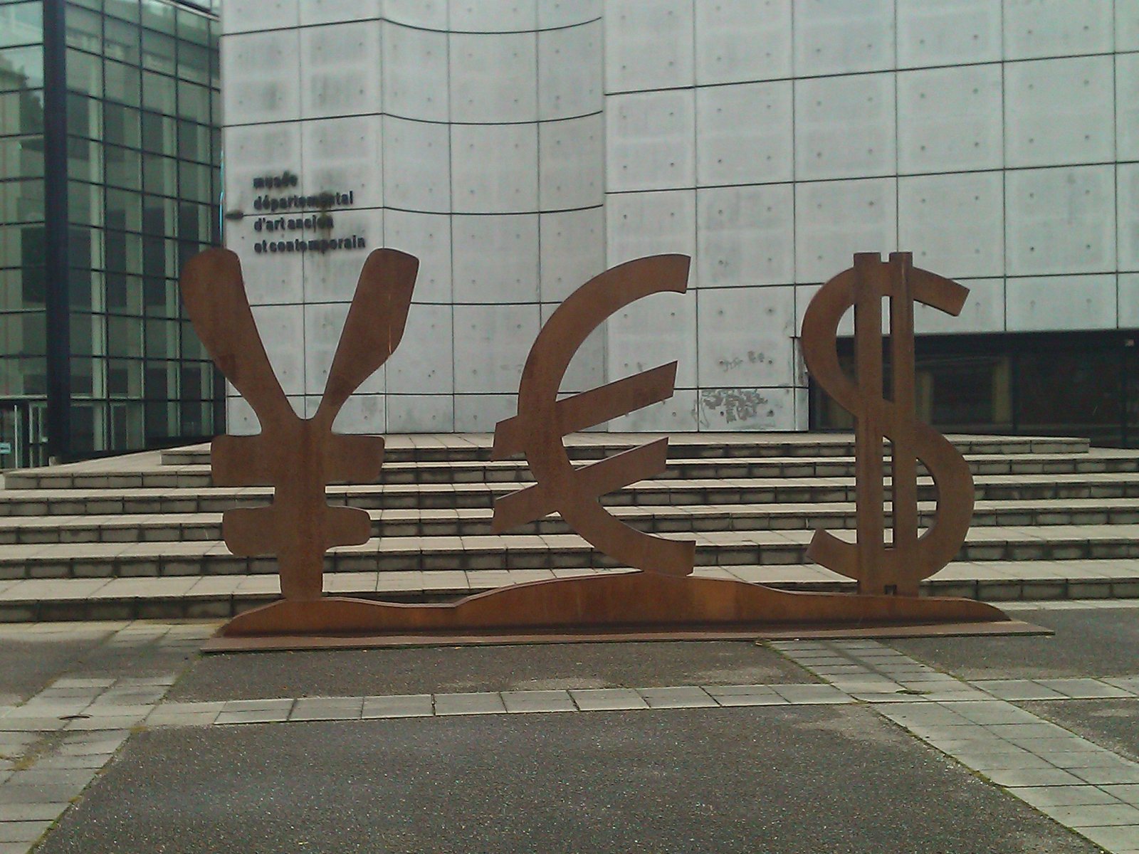 Les symboles des devises euro, dollar, et yen devant le musée d'Épinal photo gratuite