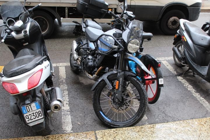 Des motos garées, photo gratuite