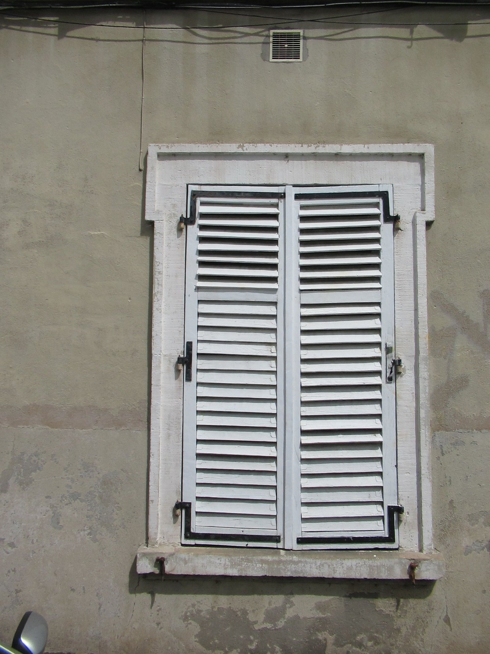 Fenêtre en bois fermée