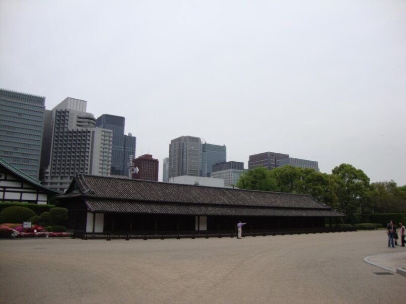 A l'entrée du Senso-ji : le gardien de Kaminarimon à Tokyo photo gratuite