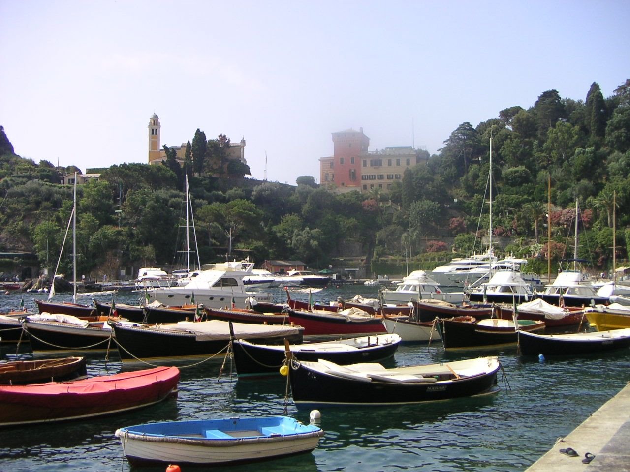Le port de Portofino, en Italie, avec le Castello Brown visible sur la colline en arrière-plan, photo gratuite
