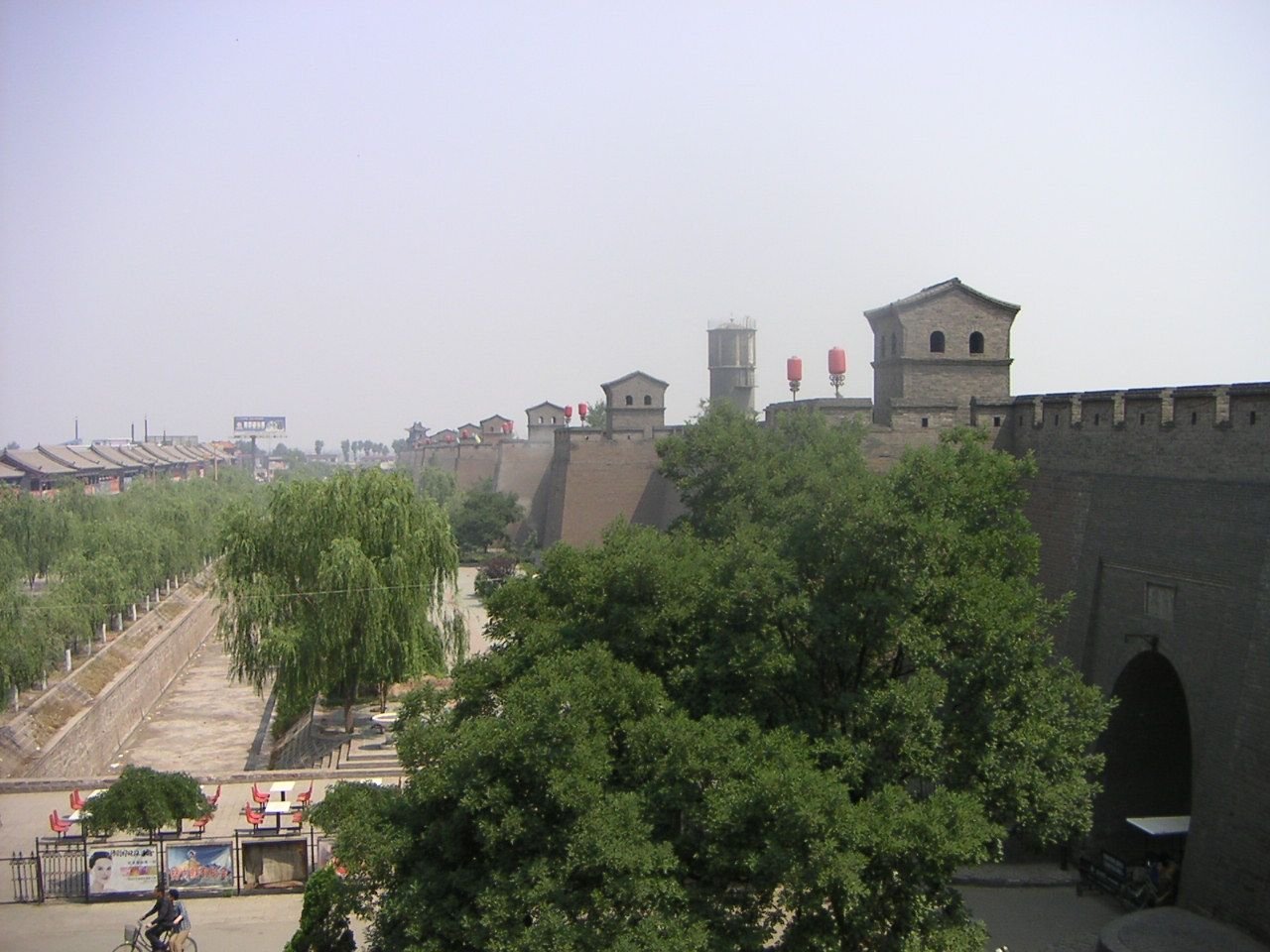 Murs d'une ancienne forteresse ville de Pingyao, plante saule pleureur, Chine, Asie photo gratuite