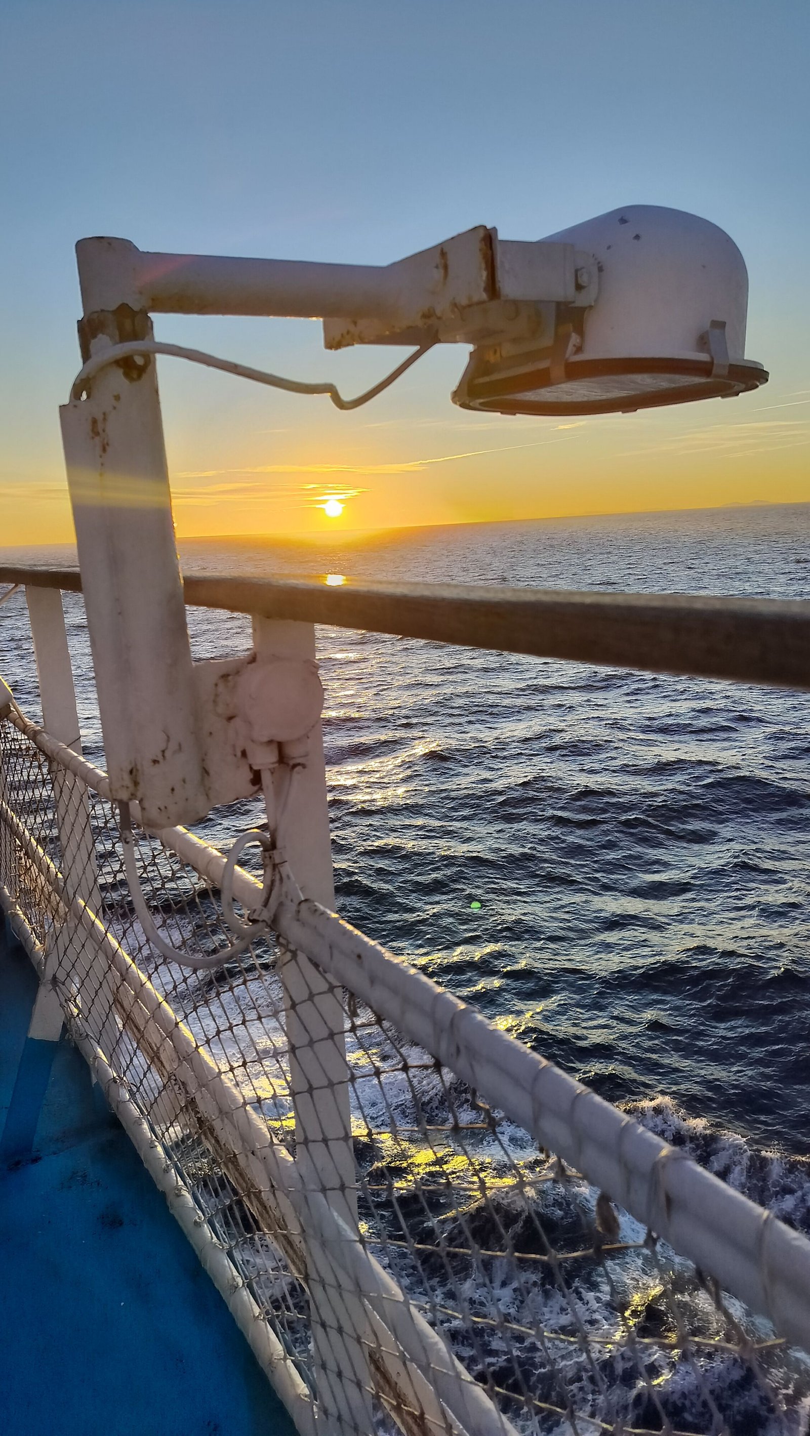 Coucher de soleil vu depuis le pont d'un navire, photo gratuite