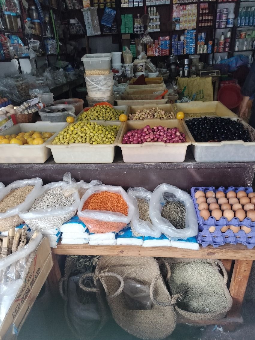 Un étal de marché, une petite épicerie proposant divers produits alimentaires, photo gratuite