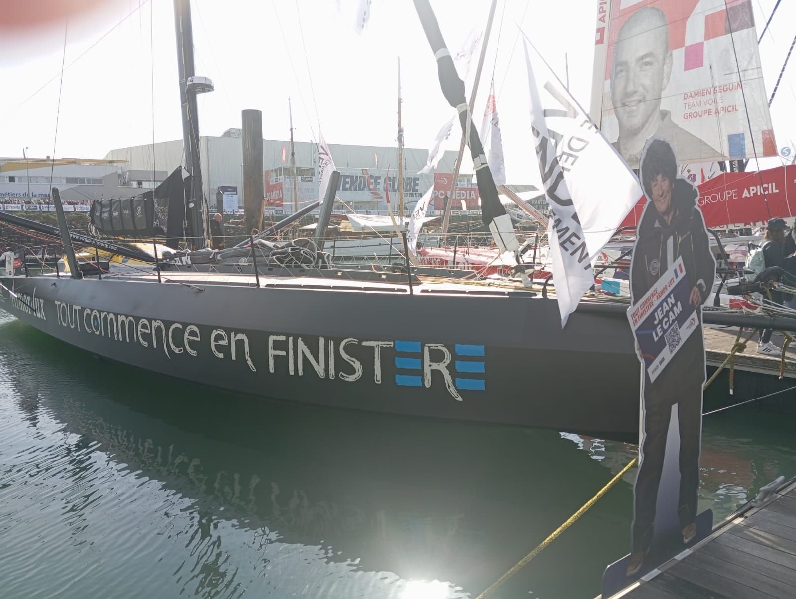 Bateau de Jean Le Cam TOUT COMMENCE EN FINISTERE au Vendée Globe 2024 photo gratuite