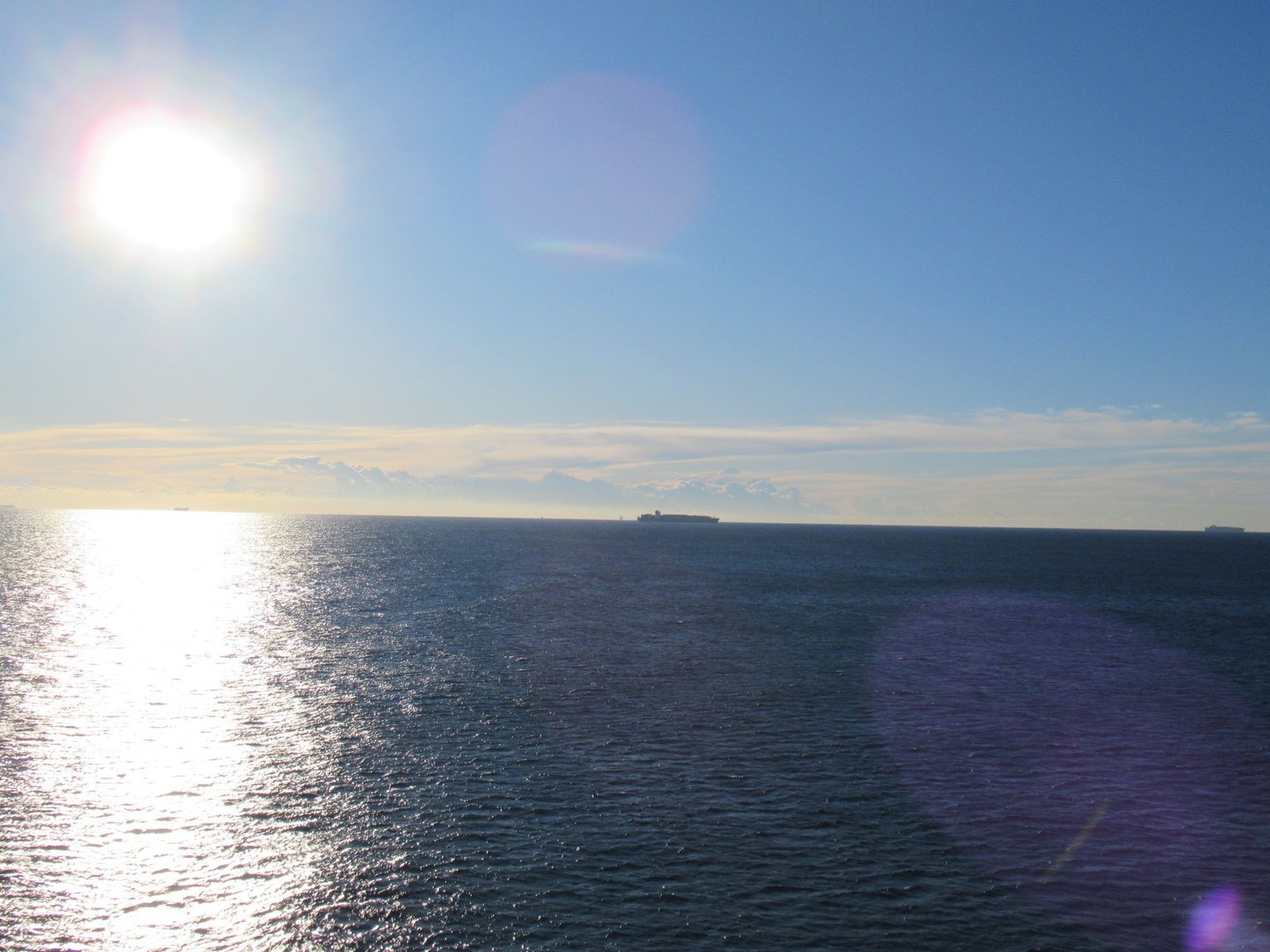 Soleil éclatant au dessus de la mer s'étendant à l'horizon photo gratuite