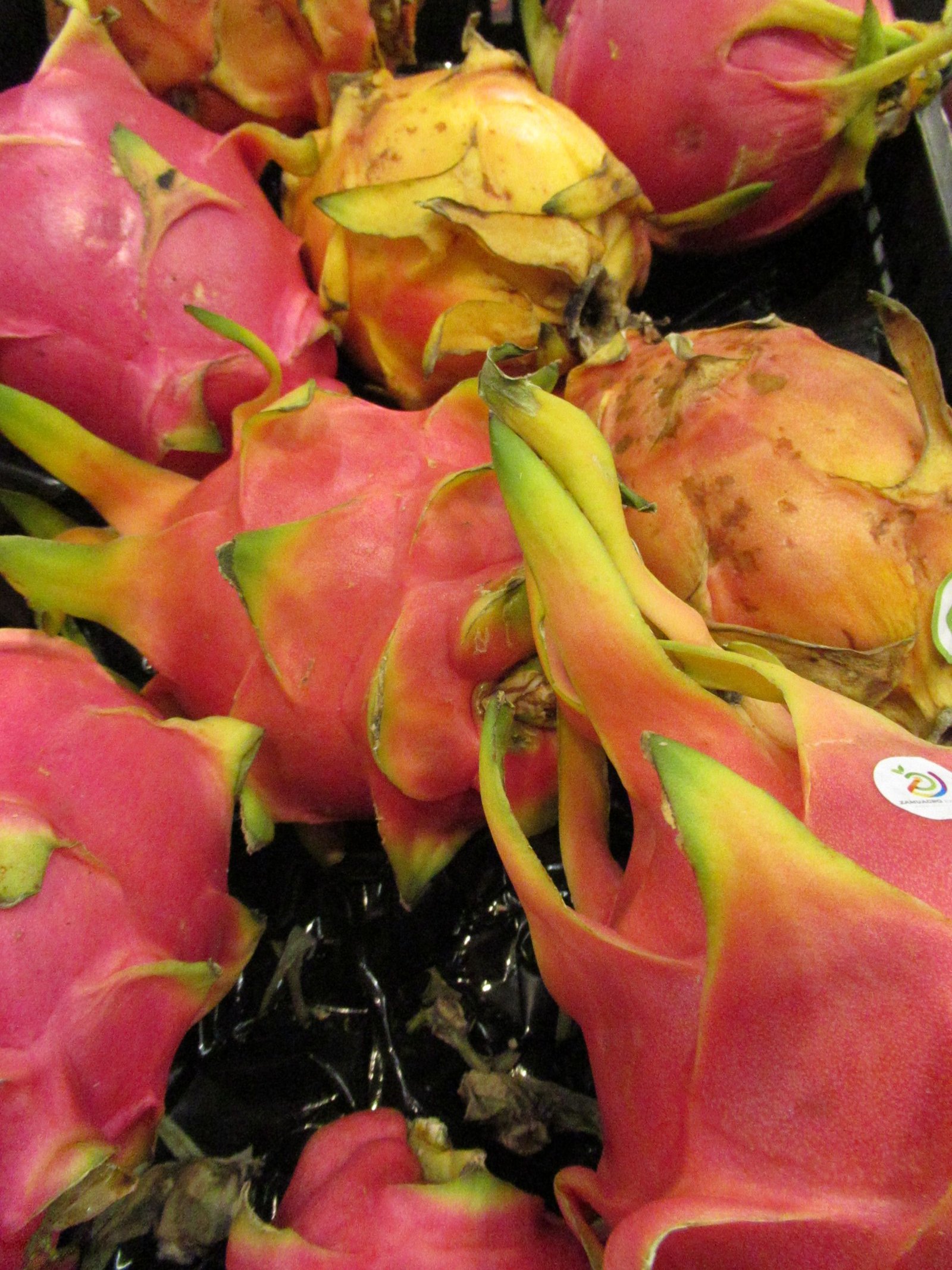 Pile de fruits du dragon rouge