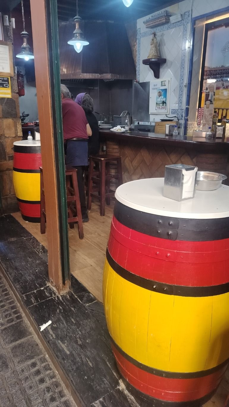L'intérieur d'un bar avec des tonneaux en bois à Malaga en Espagne, photo gratuite