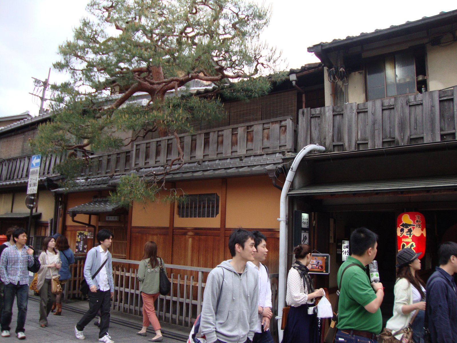 Passants dans la rue Hanamikoji dans le quartier Gion de Kyoto au Japon en Asie photo gratuite