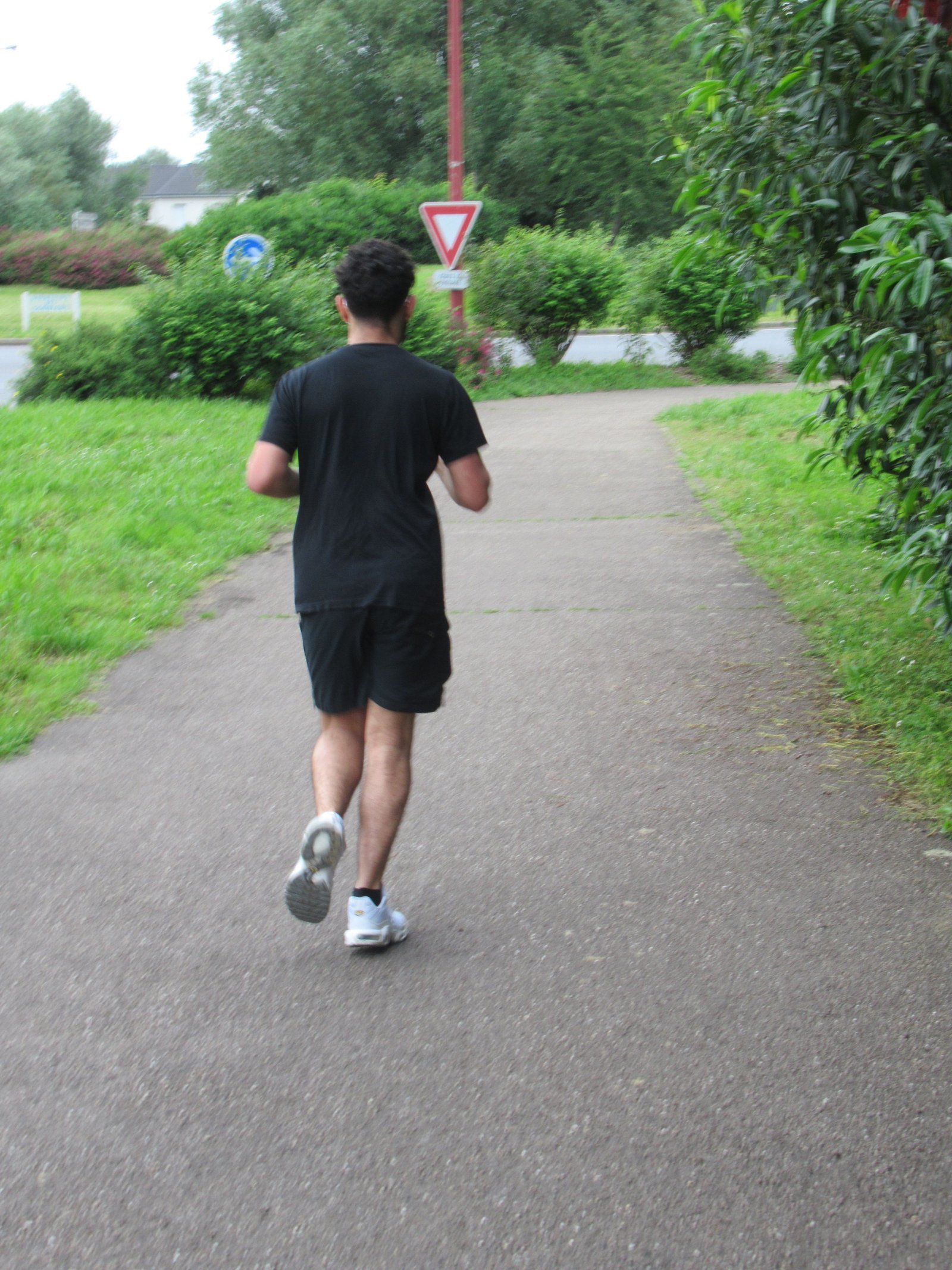 coureur en tenue de sport noire