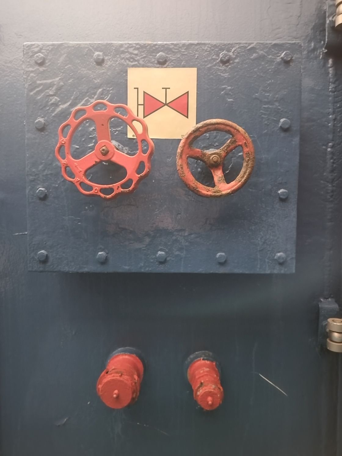 Équipement de lutte contre l'incendie, tuyau de l'eau, connexions et valves pour l'eau de manière opérationnelle à la cloison étanche ou au mur à bord d'un navire photo gratuite