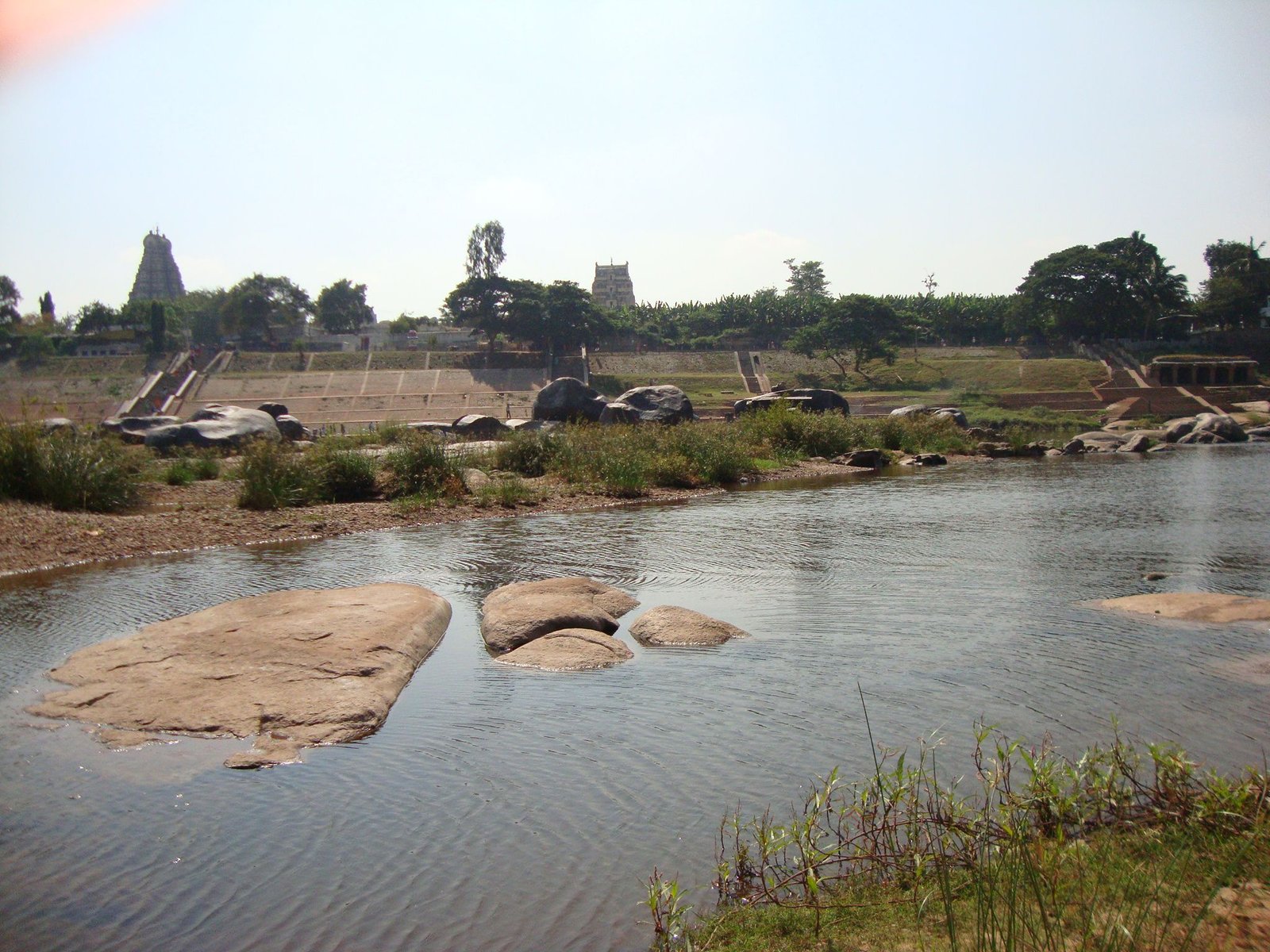Hampi, un site classé au patrimoine mondial de l'UNESCO situé dans l'État du Karnataka, en Inde, une rivière, photo gratuite