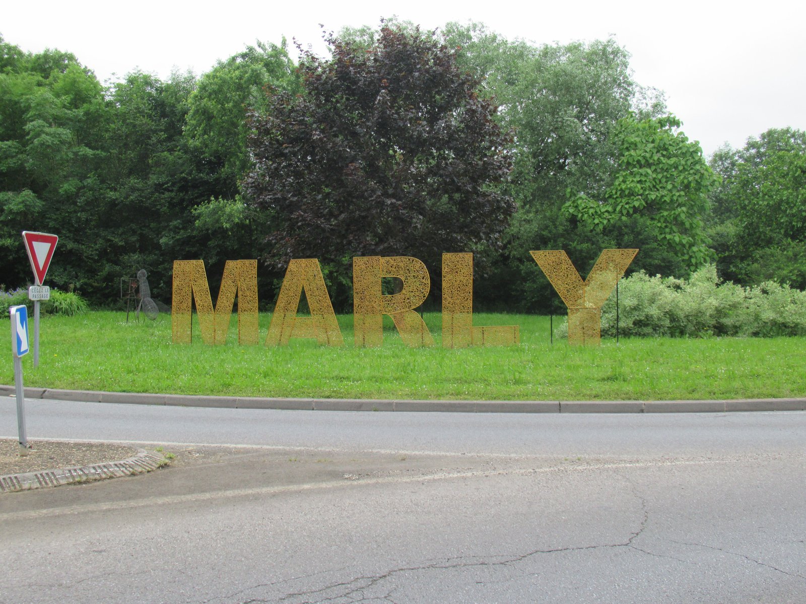 Lettrage en relief géant de la commune Marly en France