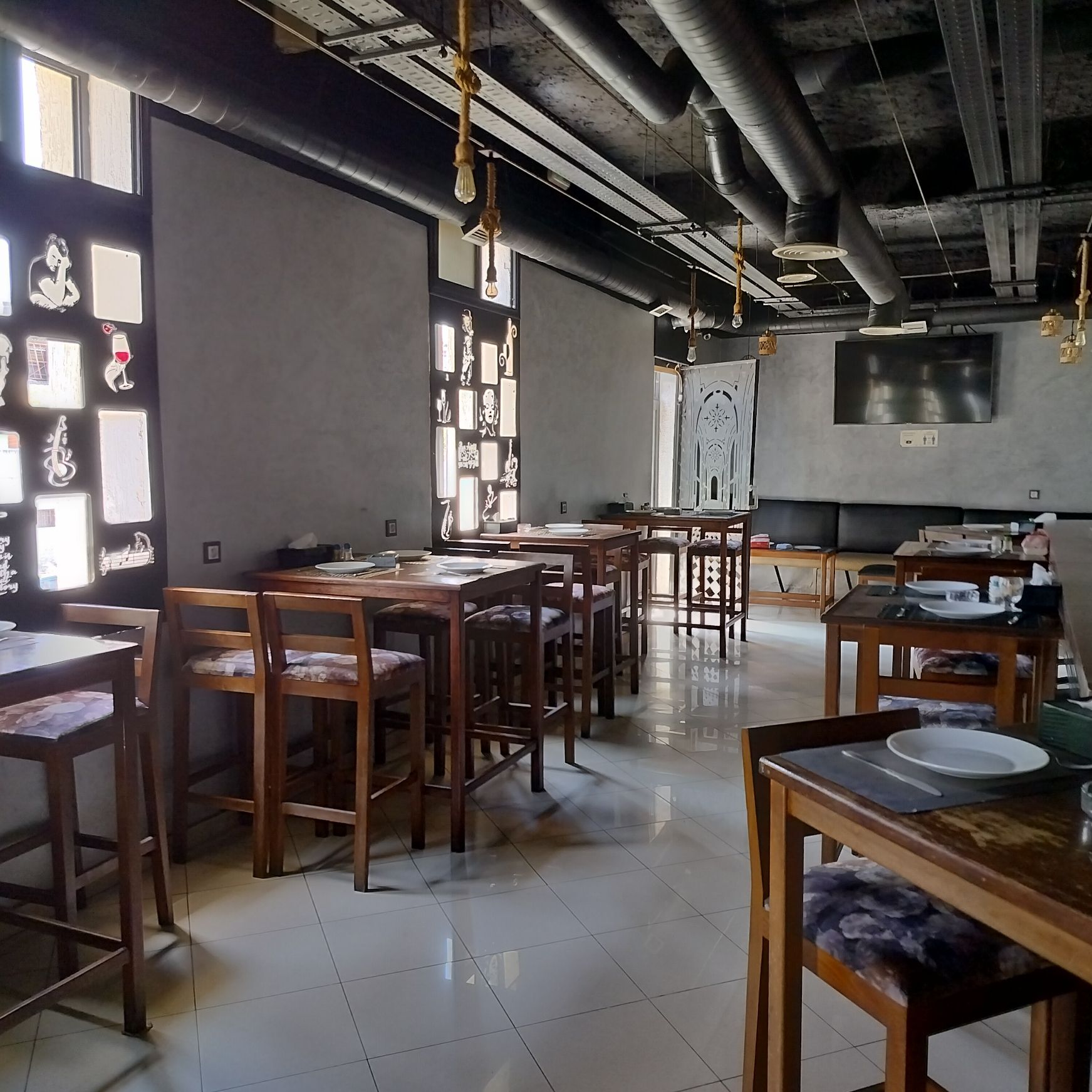 Salle de restaurant avec tables et chaises hautes