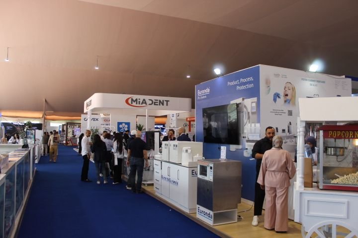 Un salon professionnel, une exposition des équipements et des produits dentaires, salon international de la dentisterie au Maroc, photo gratuite