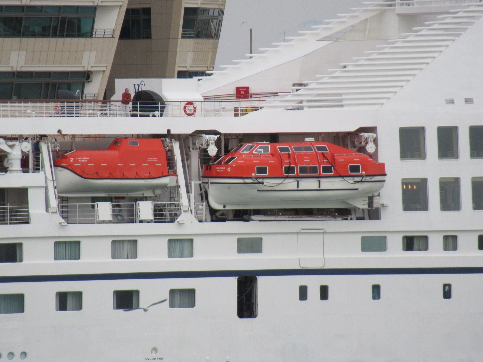 Canots de sauvetage pour bateau de croisière photo gratuite