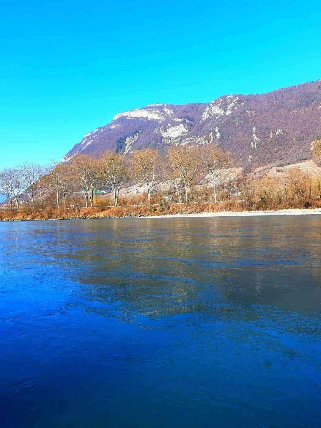 Montagne près du Lac de Francin en Savoie en France