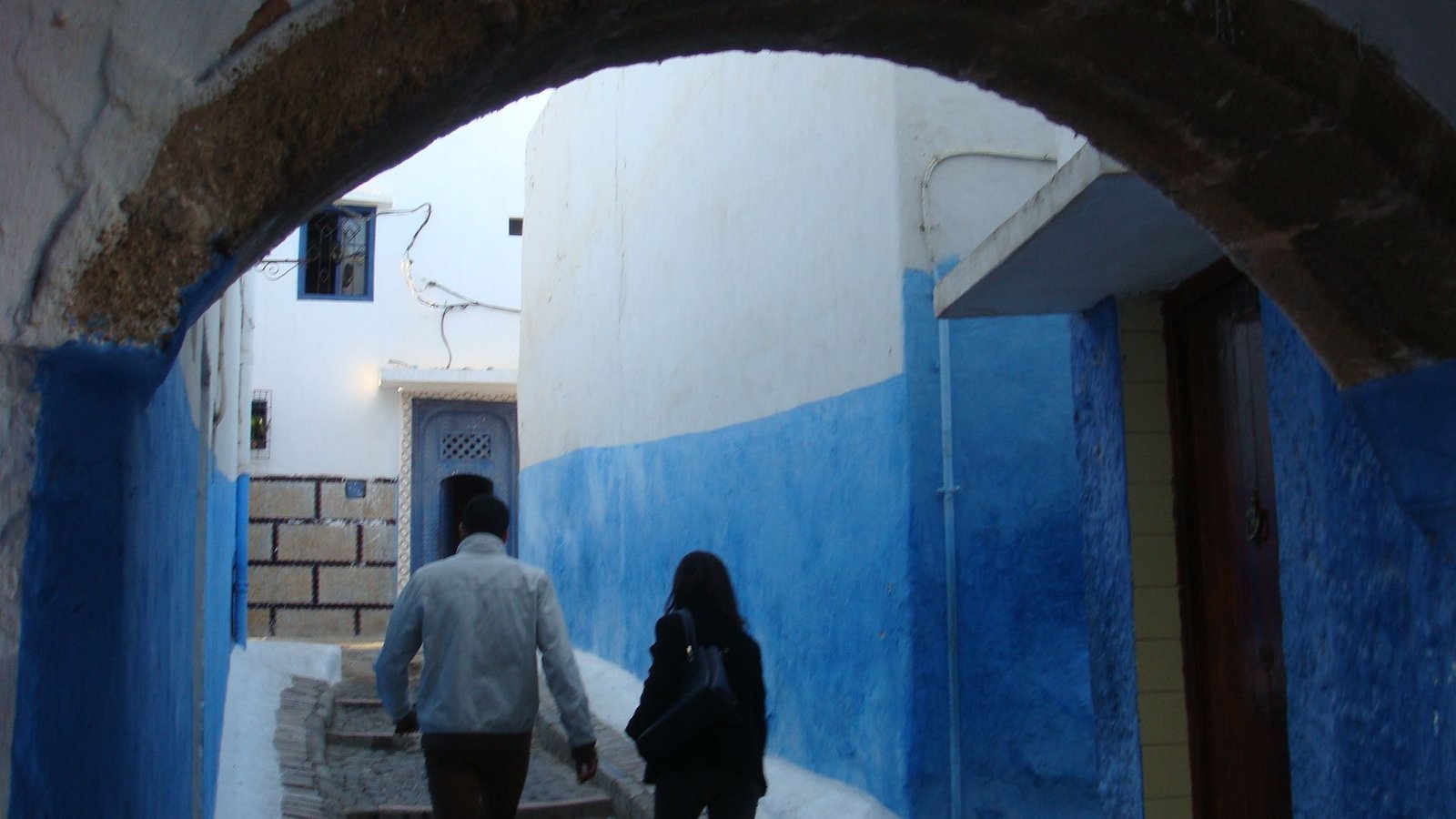 Passage sous l’arc dans la rue de la Kasbah des Oudayas photo gratuite