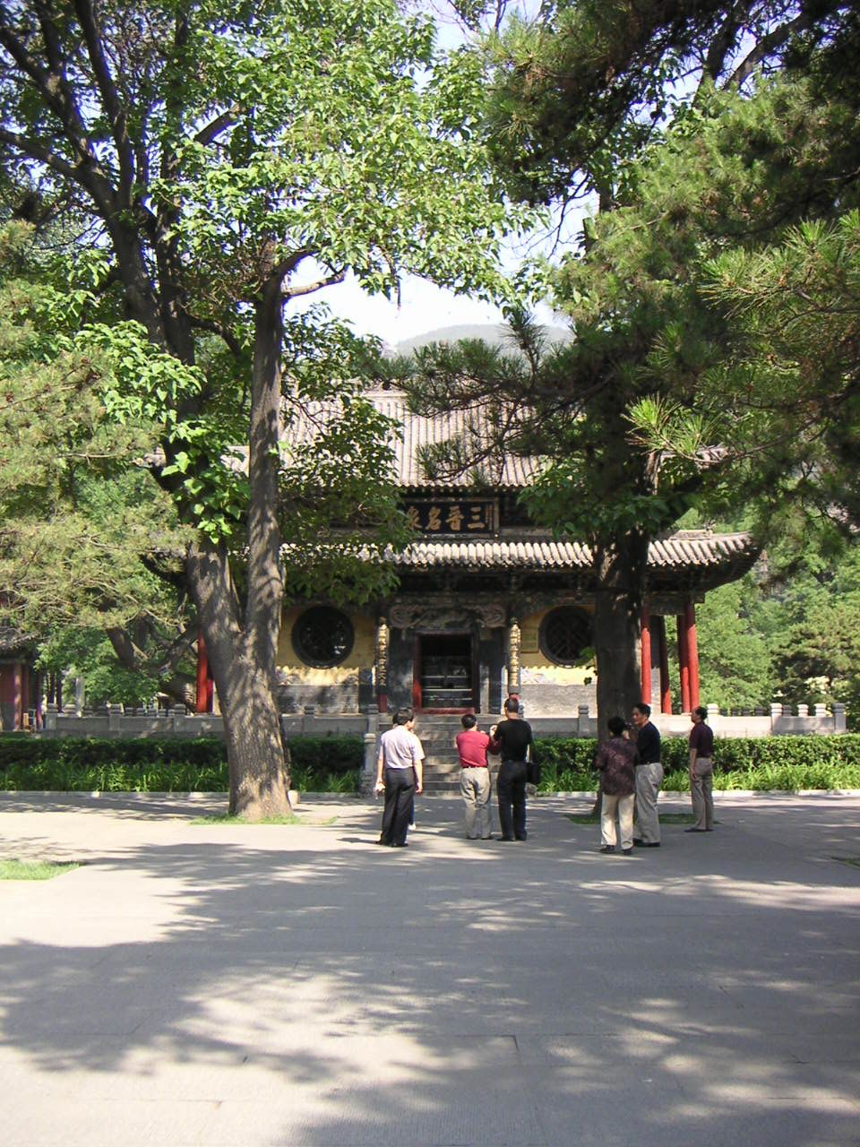 Quelques personnes devant le temple chinois, entourés d'arbres, Asie photo gratuite
