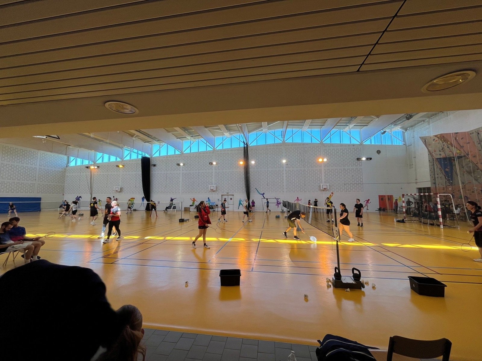 Tournoi de badminton dans le gymnase, photo gratuite