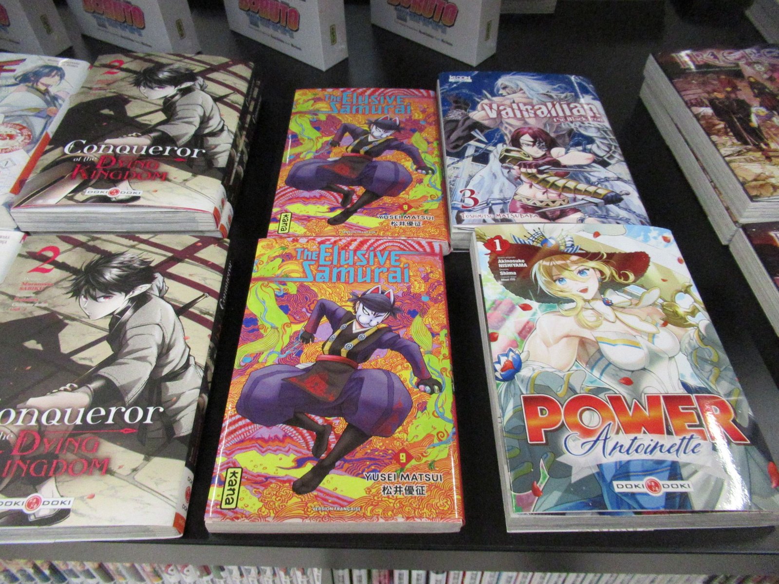 Mangas BD sur les rayons d'une librairie
